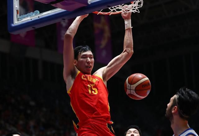 她身穿桃红色修身长裙，优雅迷人。