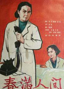 初见时的少女粉裙，阳台场景的纯洁白裙，新婚夜的深红礼服……蕾丝的褶皱、刺绣的纹样、腰带的系法，甚至裙撑的弧度，皆暗合历史细节。